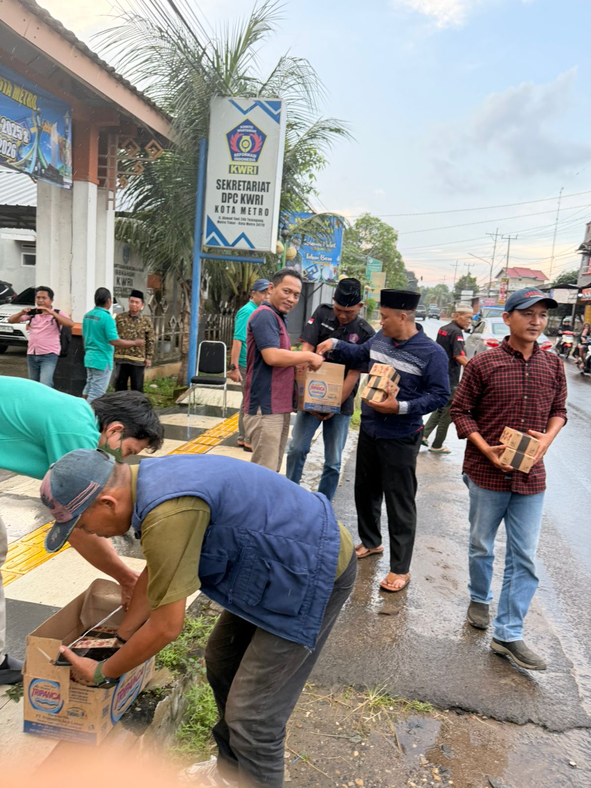 AGENDA TAHUNAN DI BULAN SUCI RAMADHAN DPC.KWRI KOTA METRO TURUN KEJALAN  UNTUK BERBAGI TAKJIL BERBUKA BERSAMA JURNALIS YANG TERGABUNG DALAM ORGANISASI