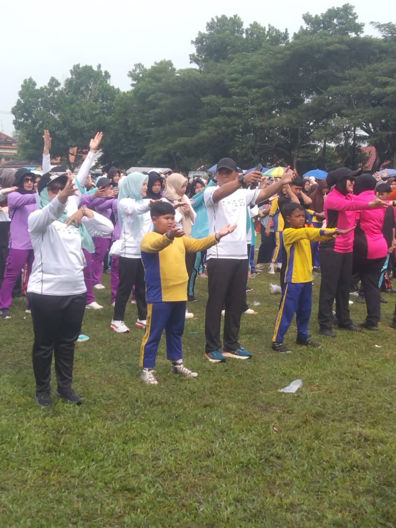 Kebersamaan di HUT ke-27, Ribuan Warga Ikuti Jalan Sehat Bersama Bupati
